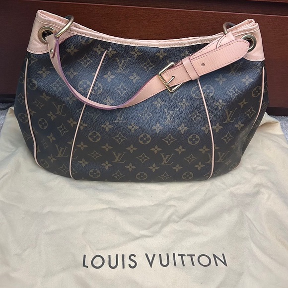 Louis Vuitton - Picture 8 of 15